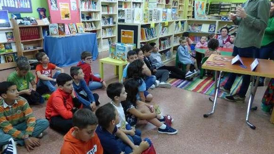 Guillermo Rico, con los alumnos de Primaria e Infantil.