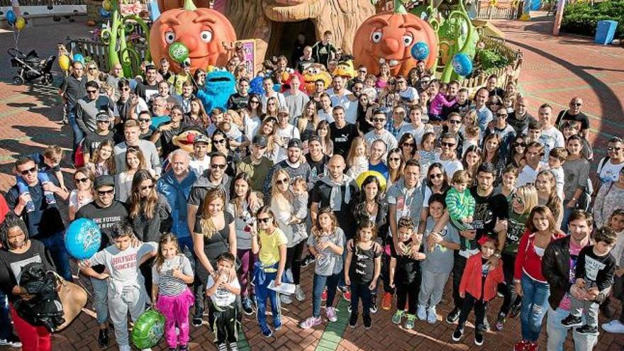 La gegantina foto de família de tota l&#039;expedició blaugrana que ahir es va traslladar a Port Aventura