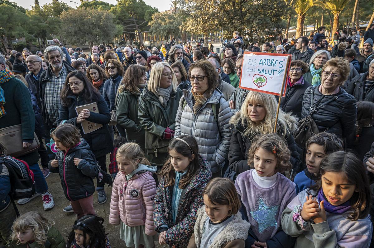 Vecinos del Eixample se manifiestan por primera vez en el parque Joan Miró contra la tala de 170 árboles por las obras de unión del FGC
