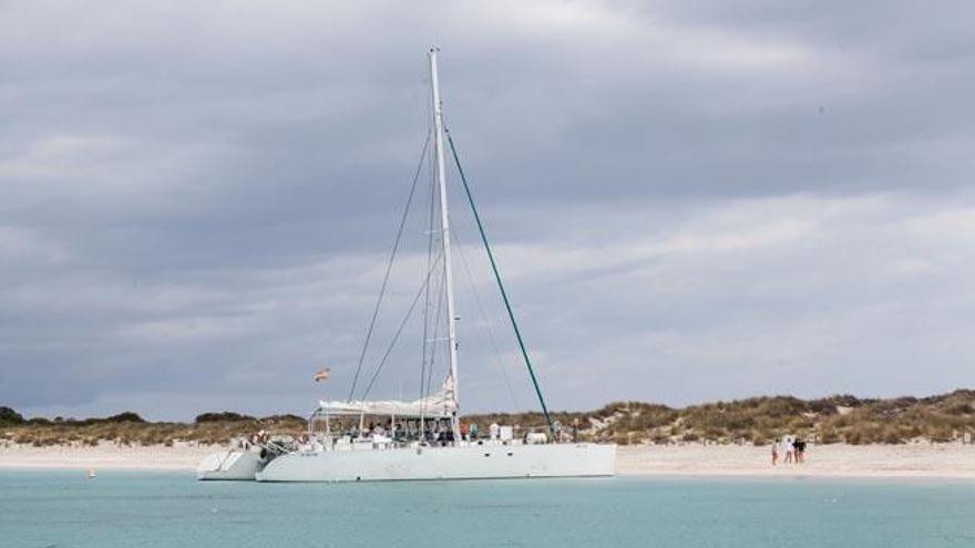 Una excursión marítima de tipo naturalista autorizada en un catamarán sin música en la playa de s´Alga en s´Espalmador.