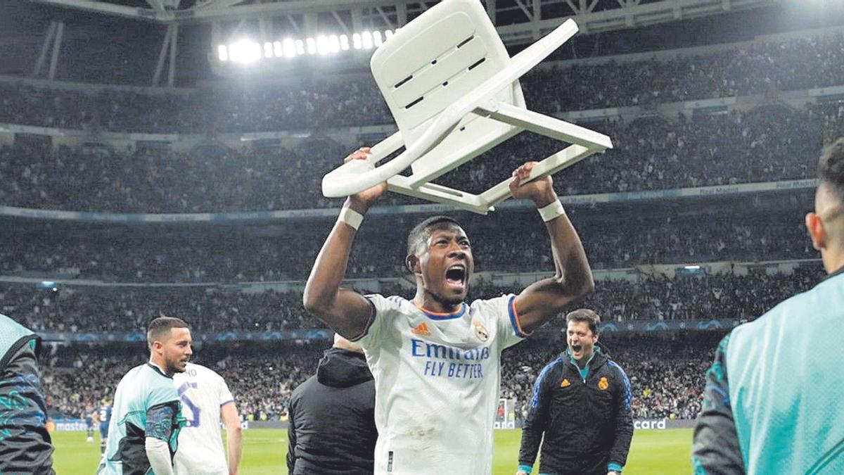 David Alaba, celebrando un gol del Madrid levantando una silla