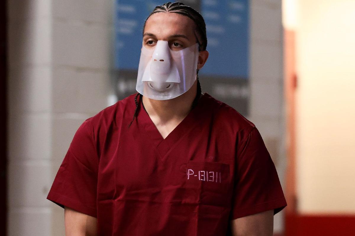 Mack Hollins llega a la Super Bowl con una peculiar vestimenta sacada de prisión.