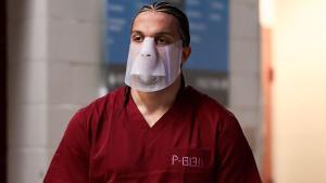 Mack Hollins llega a la Super Bowl con una peculiar vestimenta sacada de prisión.