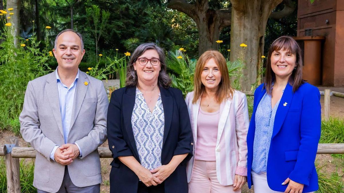 : D'esquerra a dreta, el secretari general de Junts, Jordi Turull, la cap de llista, Eva Rovira, la presidenta de Vegueria, Maria Àngels Planas, i la presidenta comarcal, Vanessa Peiró.