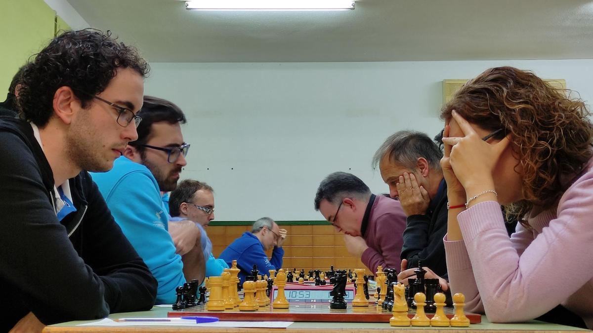 Íñigo López y Sabrina Vega protagonizaron una espectacular partida en el primer tablero.