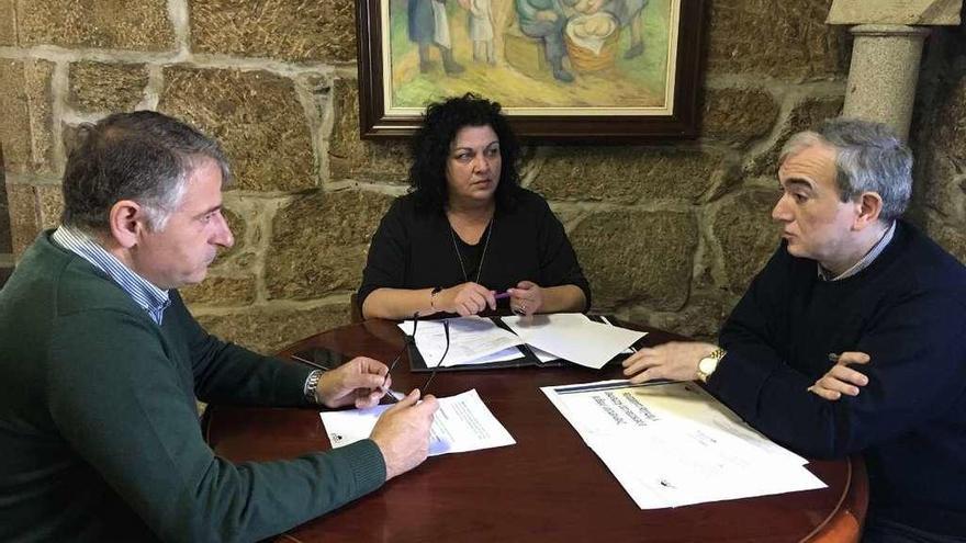 Manuel Cuiña y Pilar Peón con el presidente de Afapo, José Manuel Fontela.