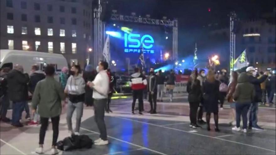 La Plataforma Som Oci Nocturn converteix la plaça Catalunya en una discoteca per protestar pel tancament del sector