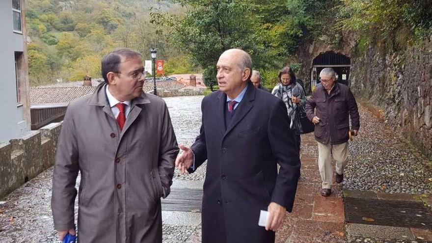 El exministro Fernández Díaz, peregrino en Covadonga