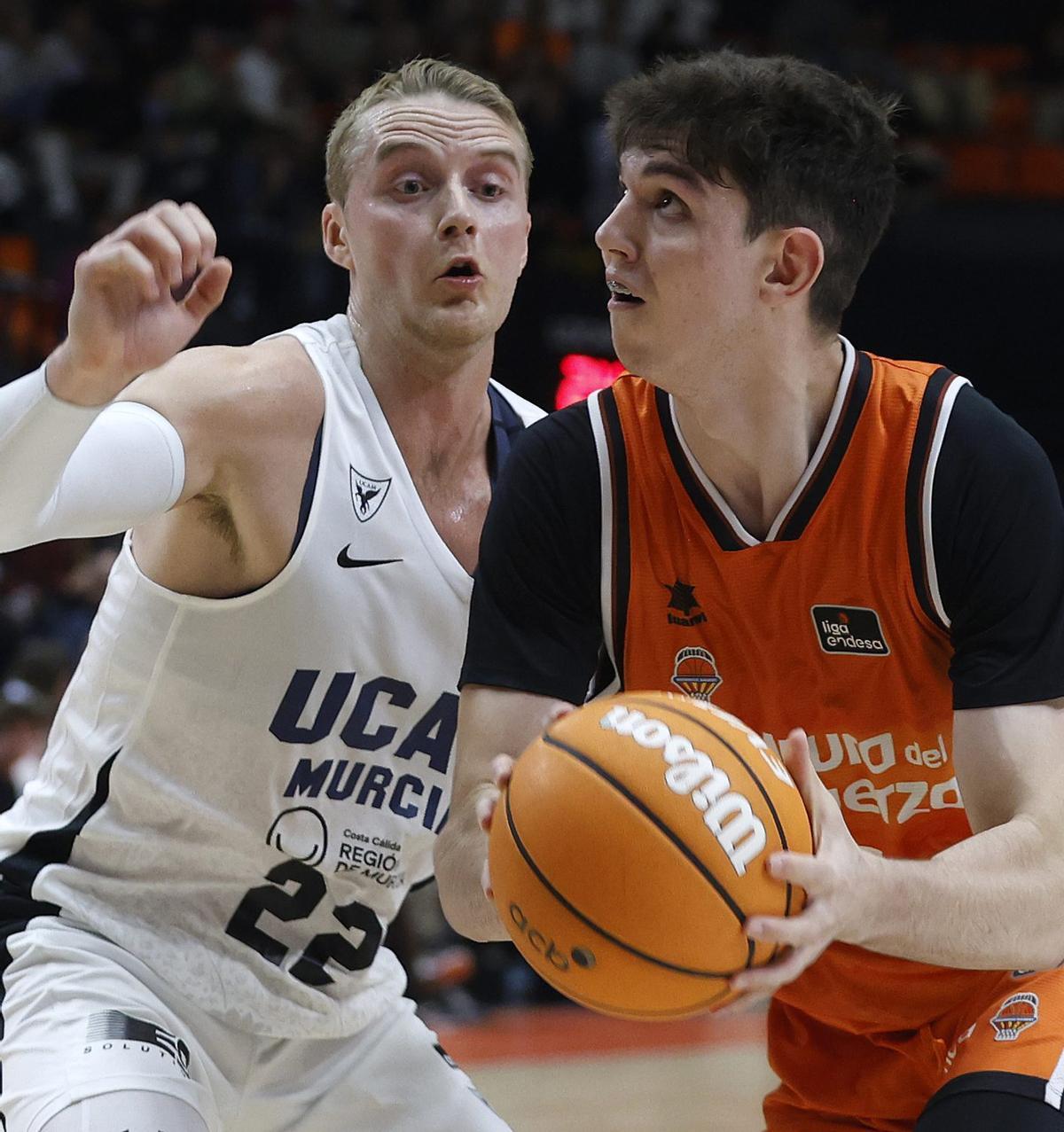 Sergio de Larrea intenta lanzar a canasta durante el partido de la temporada pasada en La Fonteta.  | MIGUEL ÁNGEL POLO / EFE