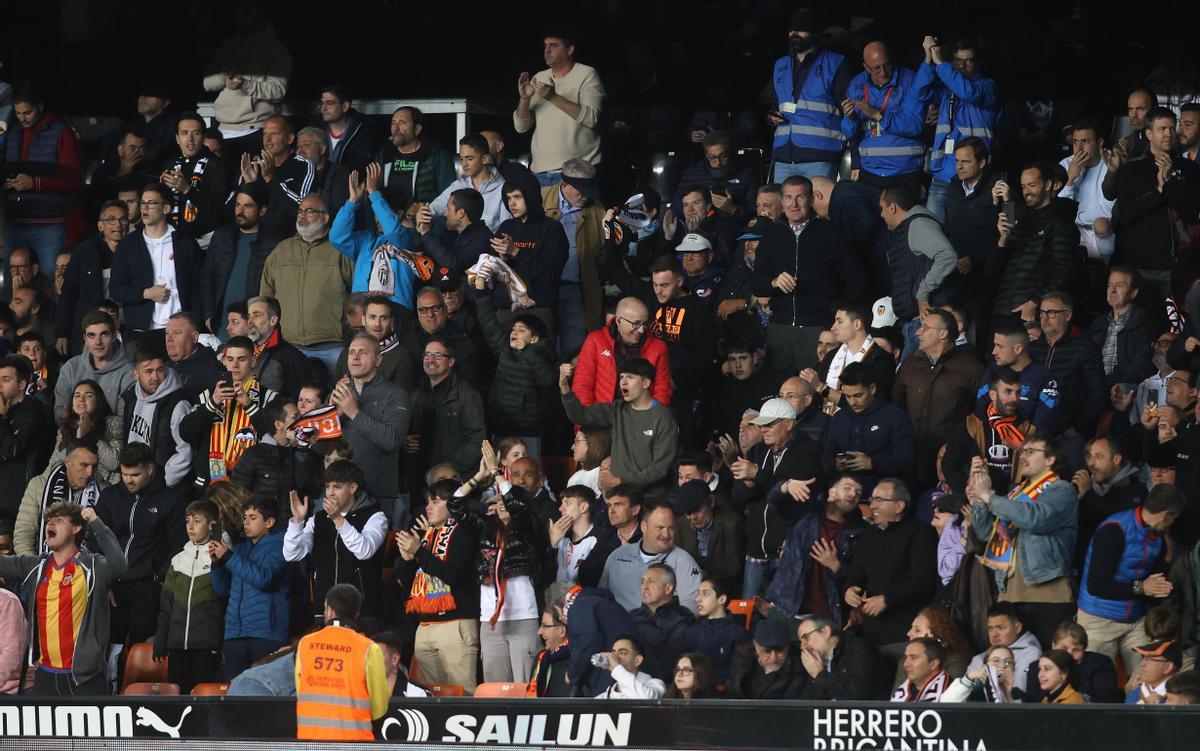 Afición del Valencia CF en el choque ante el Rayo.