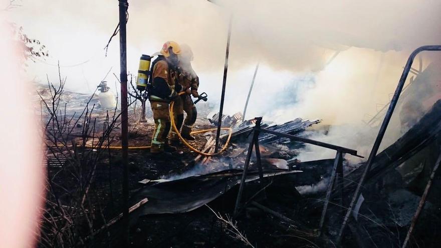 Sofocado en Monforte un incendio que quema un cobertizo de una casa