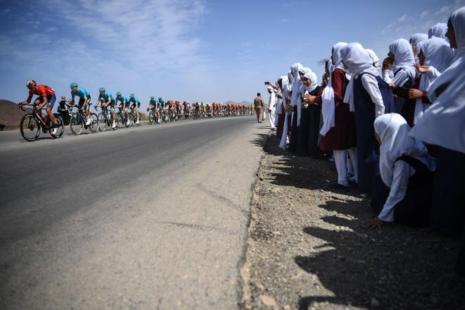 El peloton se lleva a cabo durante la quinta etapa del tour en bicicleta de Omán entre Samail y Jabal Al Akhdhar (Green Mountain) en Sama.