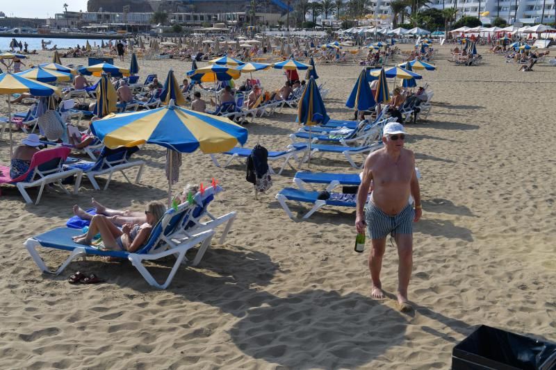 Costas ordena la retirada de las hamacas, sombrillas y patines de la playa de Puerto Rico