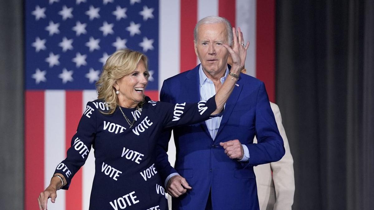 El presidenciable Joe Biden y su esposa, durante un mitin de campaña en Raleigh (Carolina del Nord), ayer. | EVAN VUCCI / AP