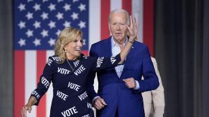 El presidenciable Joe Biden y su mujer, durante el mitin de campaña en Raleigh (Carolina del Norte), ayer. EVAN VUCCI / AP
