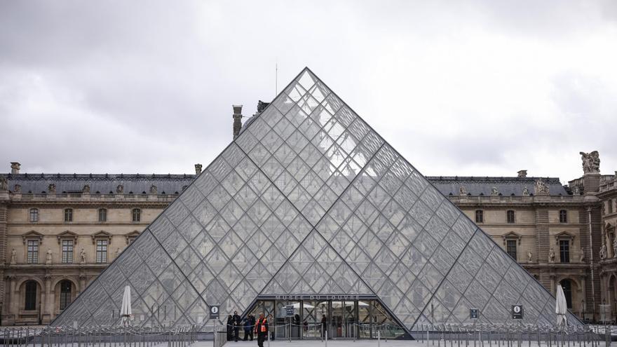 ROBO EN EL LOUVRE | Una auditoría de 2018 alertó del riesgo del balcón por el que se produjo el robo en el museo