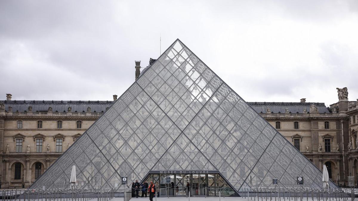 Exterior del museo del Louvre.