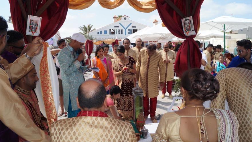 La llegada de la novia a la ceremonia, rodeada de sus familiares.