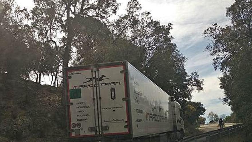 Camions atrapats a la carretera dels Àngels: Quan el maleït GPS et duu pel mal camí