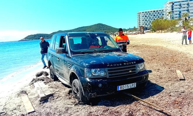 Un todoterreno, atrapado en la arena de una playa de Ibiza