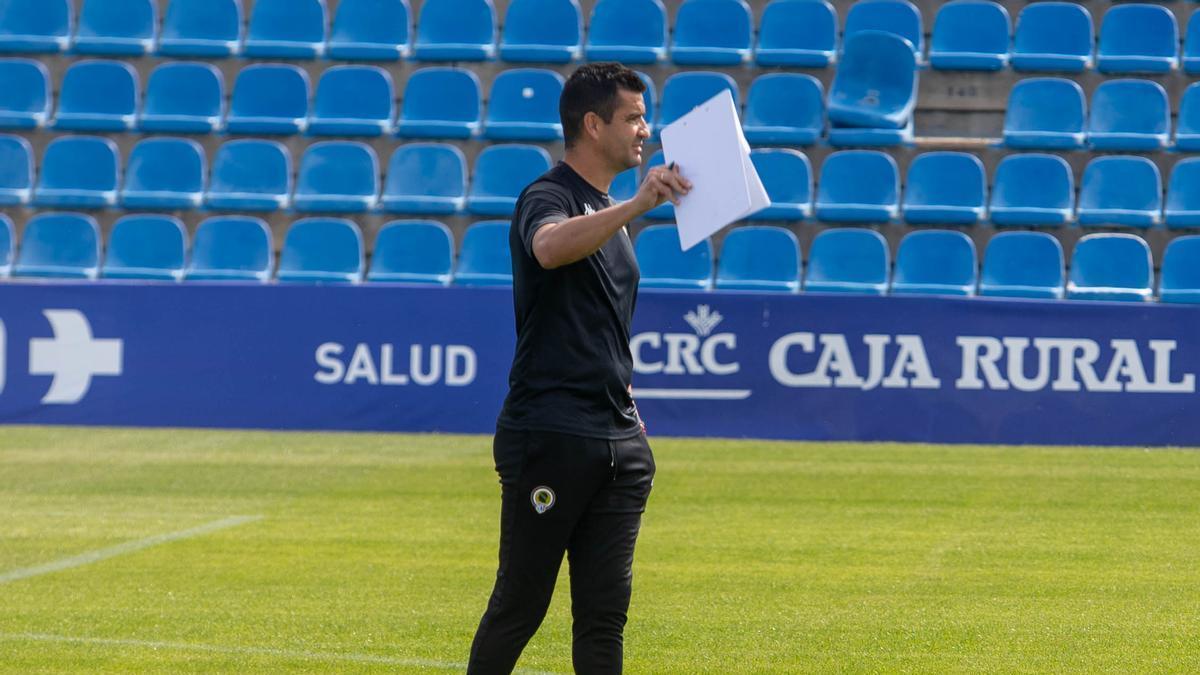 Rubén Torrecilla, carpeta en mano, dirige un entrenamiento del Hércules.