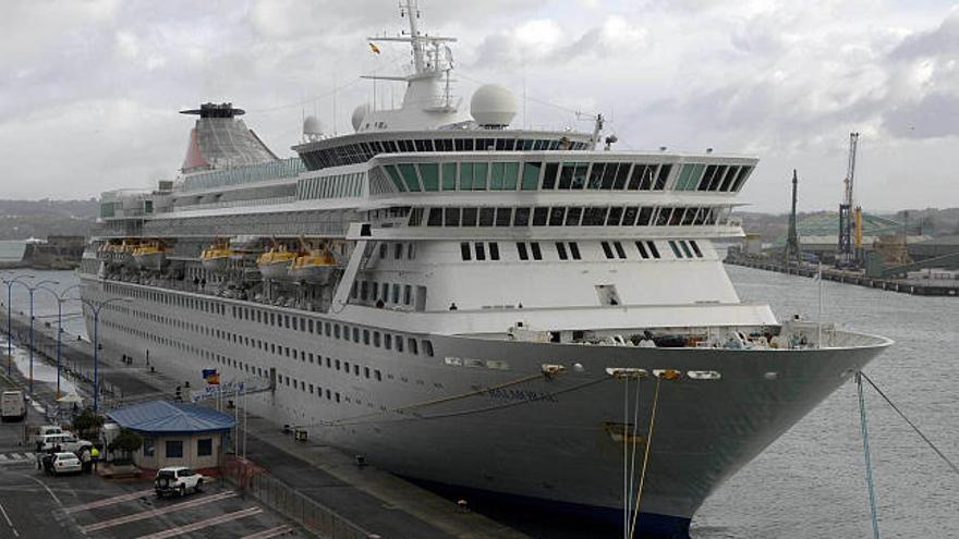 El crucero ´Balmoral´, atracado ayer en el muelle de Trasatlánticos. / juan varela