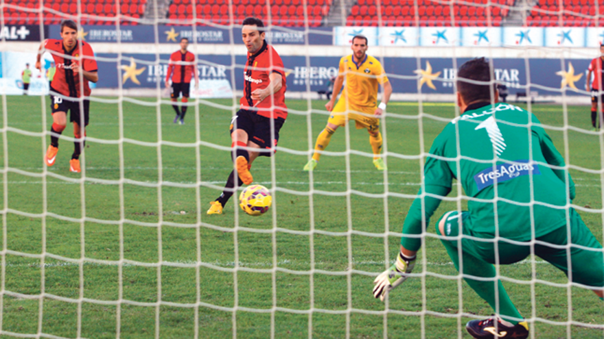 Manuel Arana marca de penalti el gol del Mallorca.