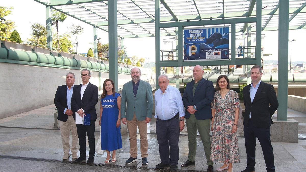 Los presidentes de CEO y Ponte Vella, con otros miembros de sus equipos, ayer en el encuentro en el centro comercial.