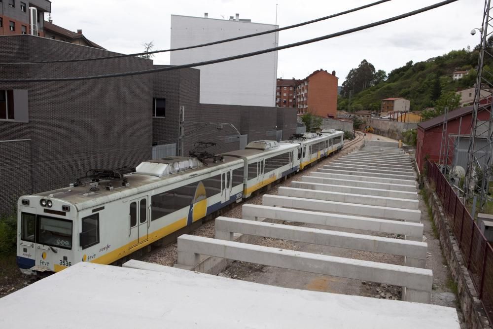 Los trenes de FEVE vuelven a funcionar en Langreo