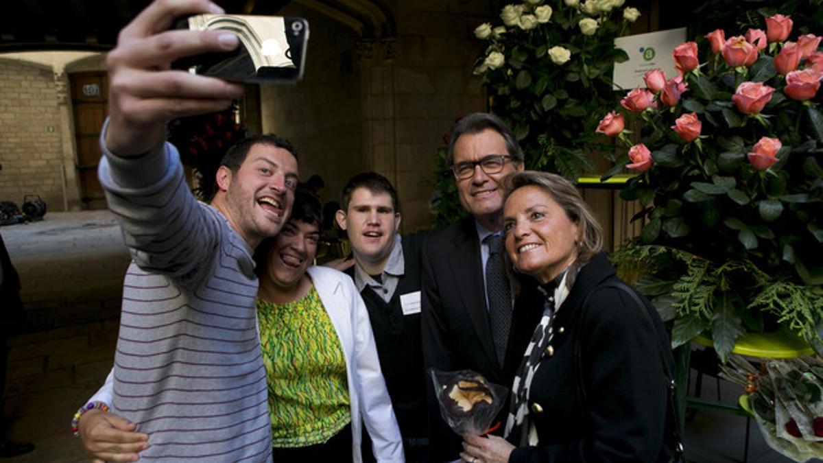Artur Mas y Helena Rakosnik se hacen un 'selfie' con chicos del obrador El Rosal de L'associació Alba.