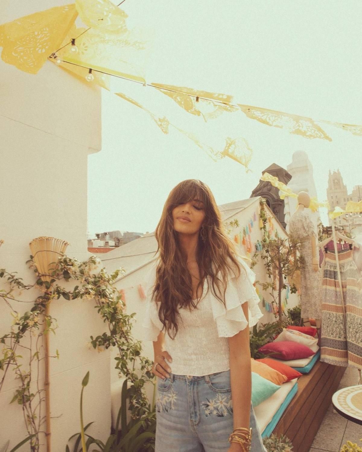 Sara Carbonero con un top romántico en color blanco de Slowlove