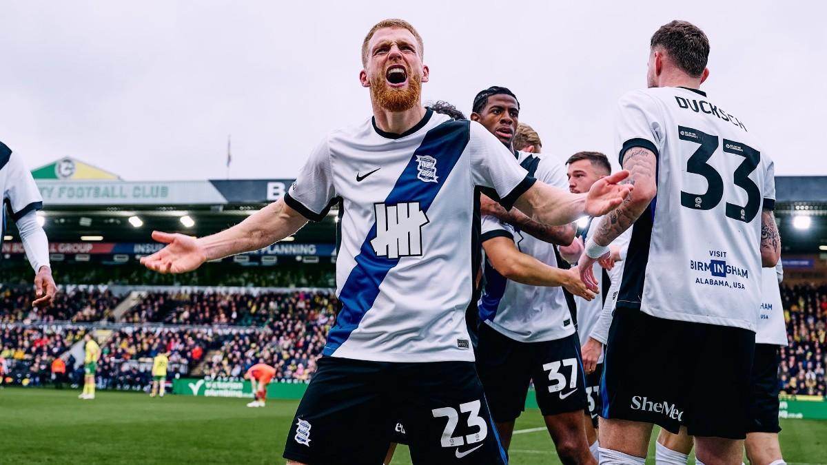 Carlos Vicente, celebrando su primer gol con el Birmingham City