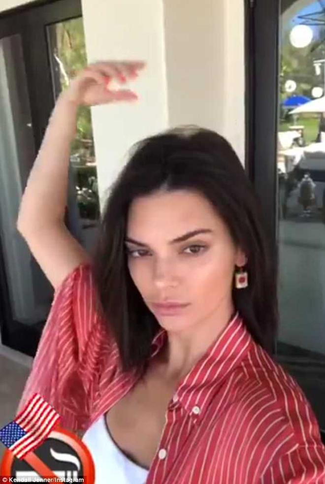 Kendall Jenner con pendiente de caja de tabaco