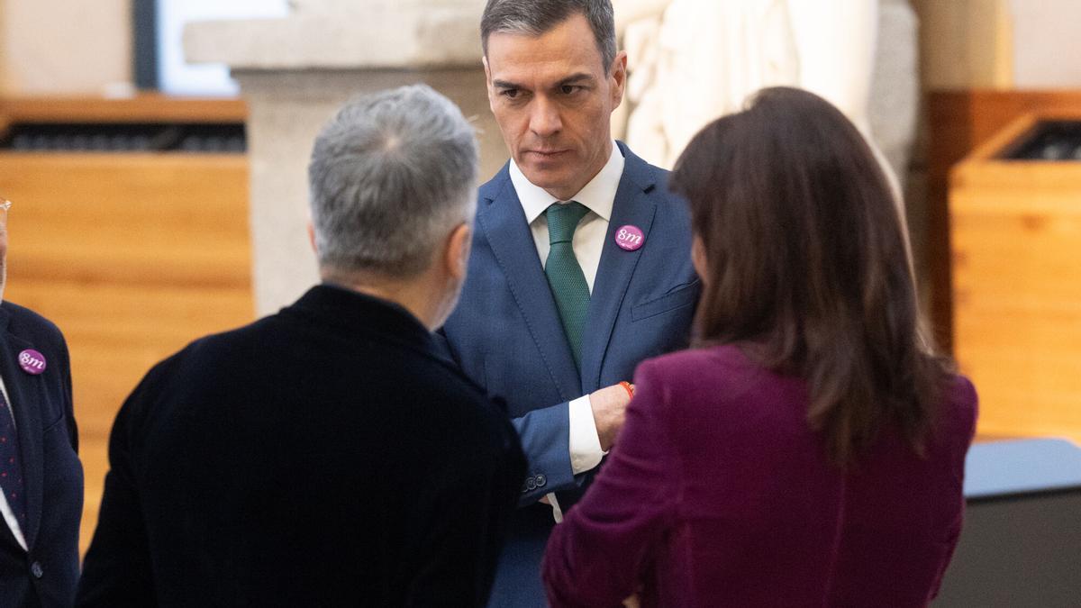 El presidente del Gobierno, Pedro Sánchez, acompañado por la ministra de Igualdad, Ana Redondo, por el ministro de Interior, Fernando Grande-Marlaska.