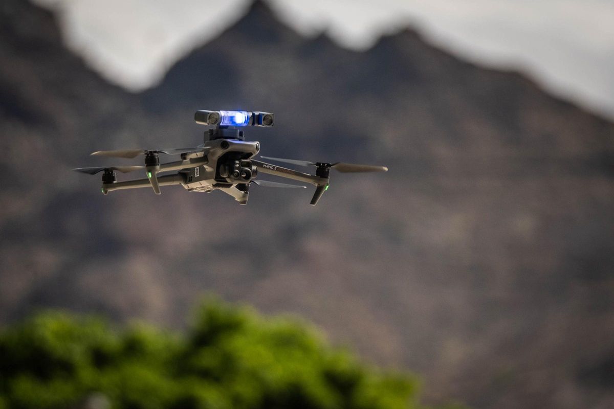 El dron de última generación vuela sobre el Lago de la plaza de España de Santa Cruz de Tenerife.