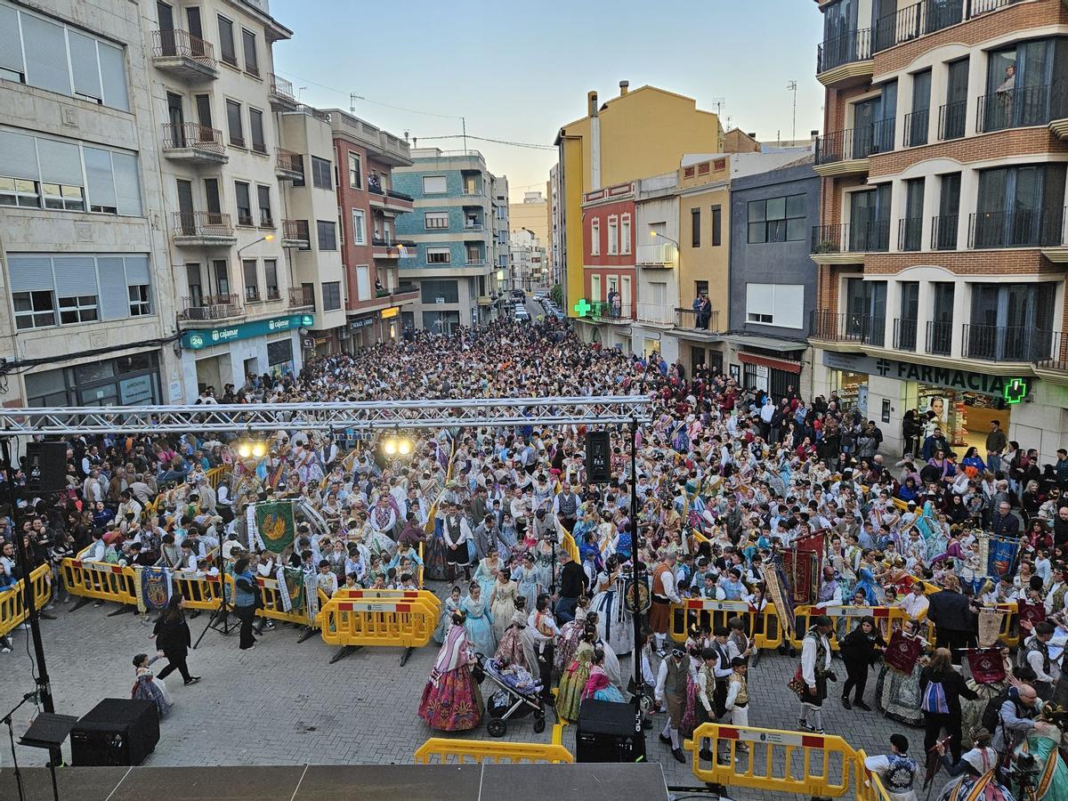 Centenares de falleros y falleras se congregan en la plaza Major de Tavernes.