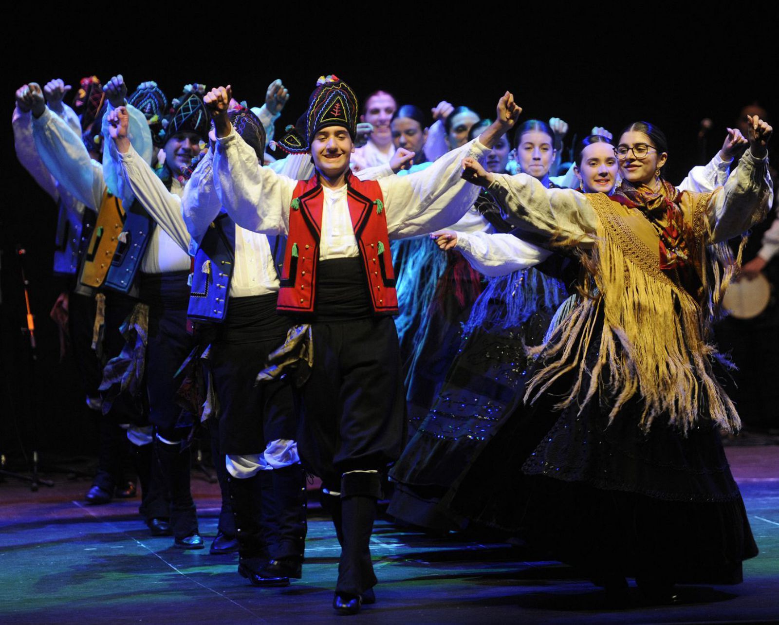 El festival folclórico se celebró en el Teatro Principal. | Bernabé/Javier Lalín