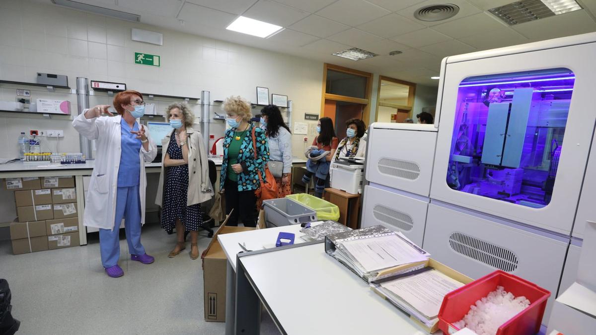 Laboratorio de Microbiología del Hospital General de Elche, donde se analiza cada caso, y que este martes visitó una delegación serbia.