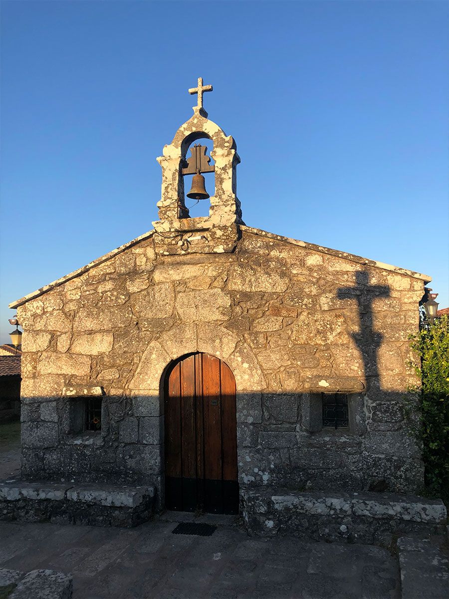 Las sombras del final del día en la ermita dedicada a Santa Tegra