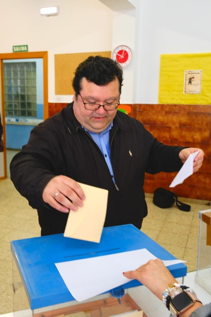 Los candidatos a la alcaldía de Oviedo, muy madrugadores, llaman a la participación