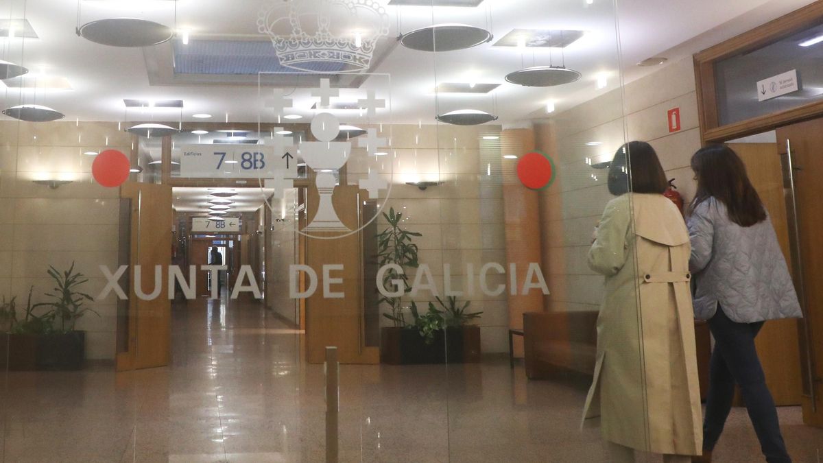 Empleados públicos en la entrada de la Xunta, en San Caetano.