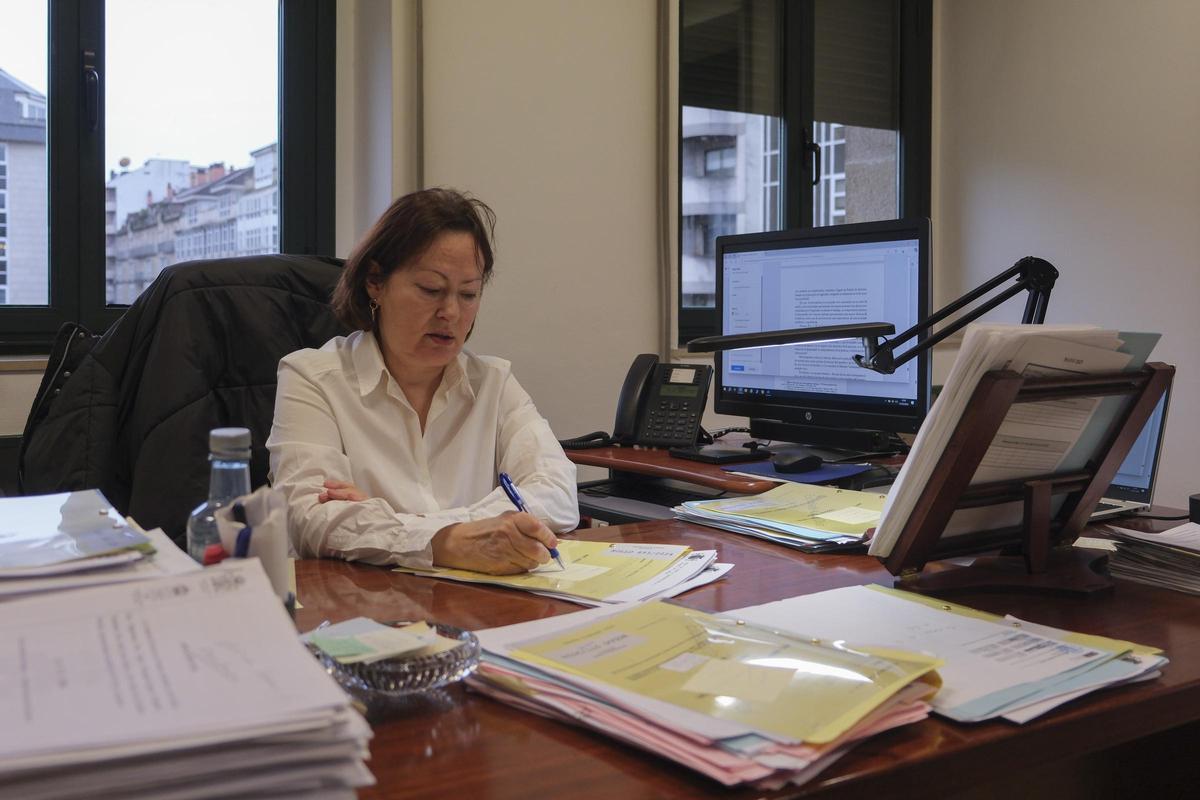 Domínguez-Viguera, en su mesa de trabajo, en su despacho de la Audiencia Provincial.