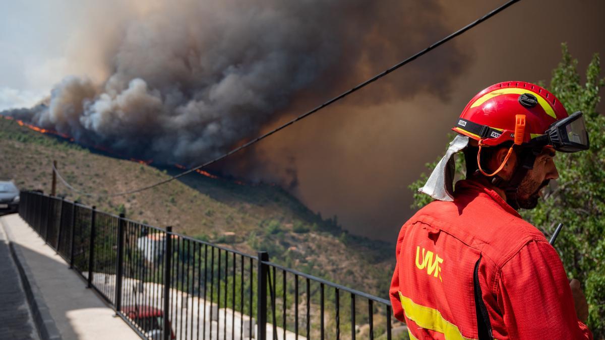 Imagen del incendio que ha obligado a desalojar tres municipios en Castellón.
