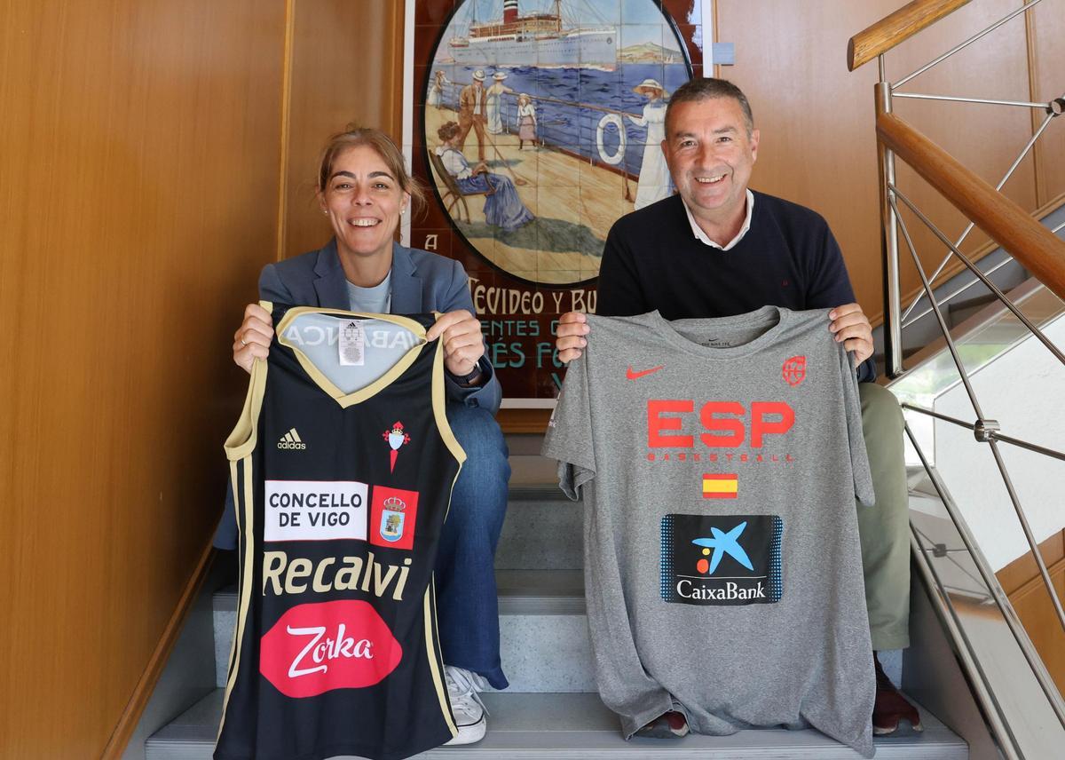 Cristina Cantero, junto al seleccionador Miguel Méndez, en la redacción de Faro de Vigo Cristina Cantero, junto al seleccionador Miguel Méndez, en la redacción de Faro de Vigo