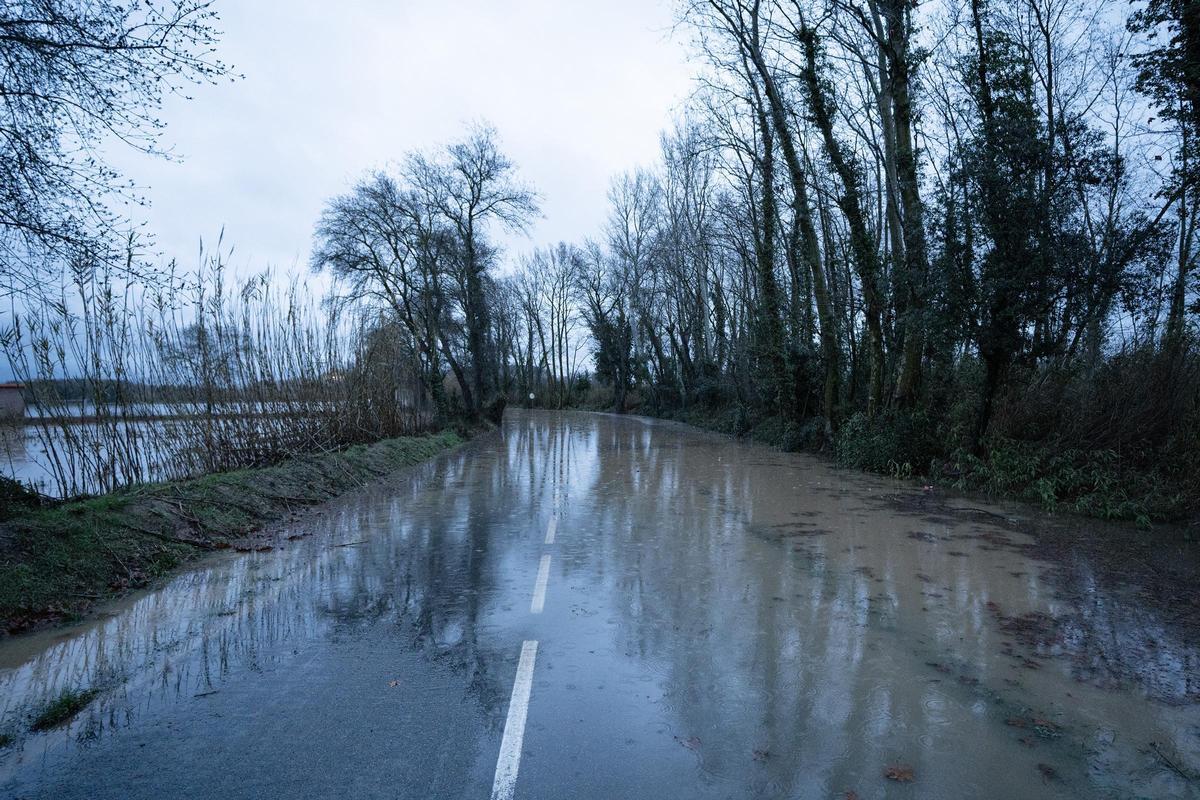 Aigua en una carretera.