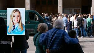 El exterior de la iglesia donde tuvo lugar el funeral. En el recuadro, Claudia González.