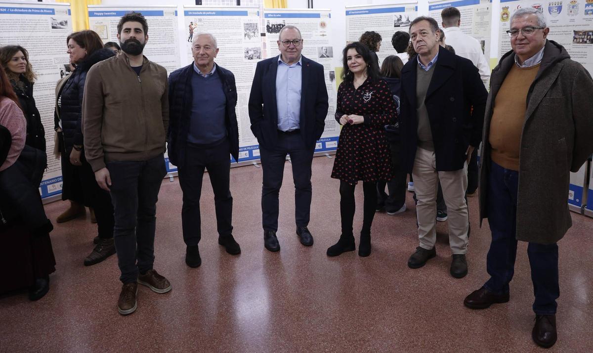 Por la izquierda, Víctor Tejedor ; José Antonio Suárez, director del IES Nº5; Santiago Rodríguez Vega; Yolanda Alonso; José Antonio Álvarez Castrillón; y Manuel Ángel Hidalgo.