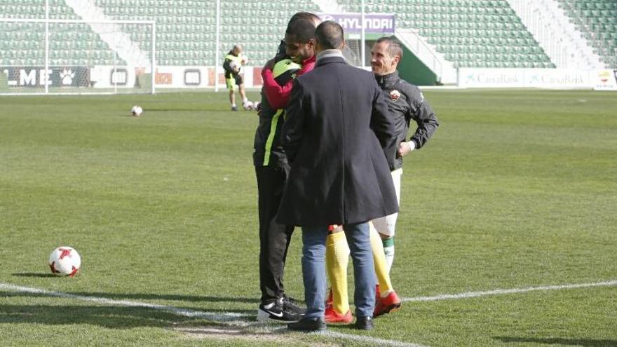 Ighalo, junto a Acciari, Collantes y Cordero, antes del partido amistoso