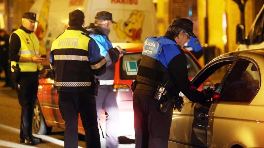 Agentes municipales realizando controles de alcoholemia.