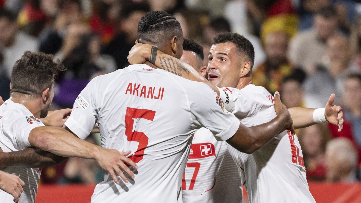 Xhaka y Akanji durante un partido de Nations League